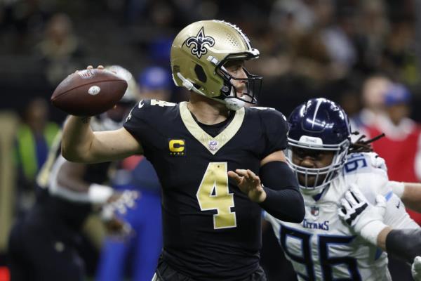 新奥尔良圣徒四分卫德里克·卡尔（4号）在新奥尔良的NFL橄榄球比赛中下半场对阵田纳西泰坦队投球。 （美联社照片/布奇·迪尔）